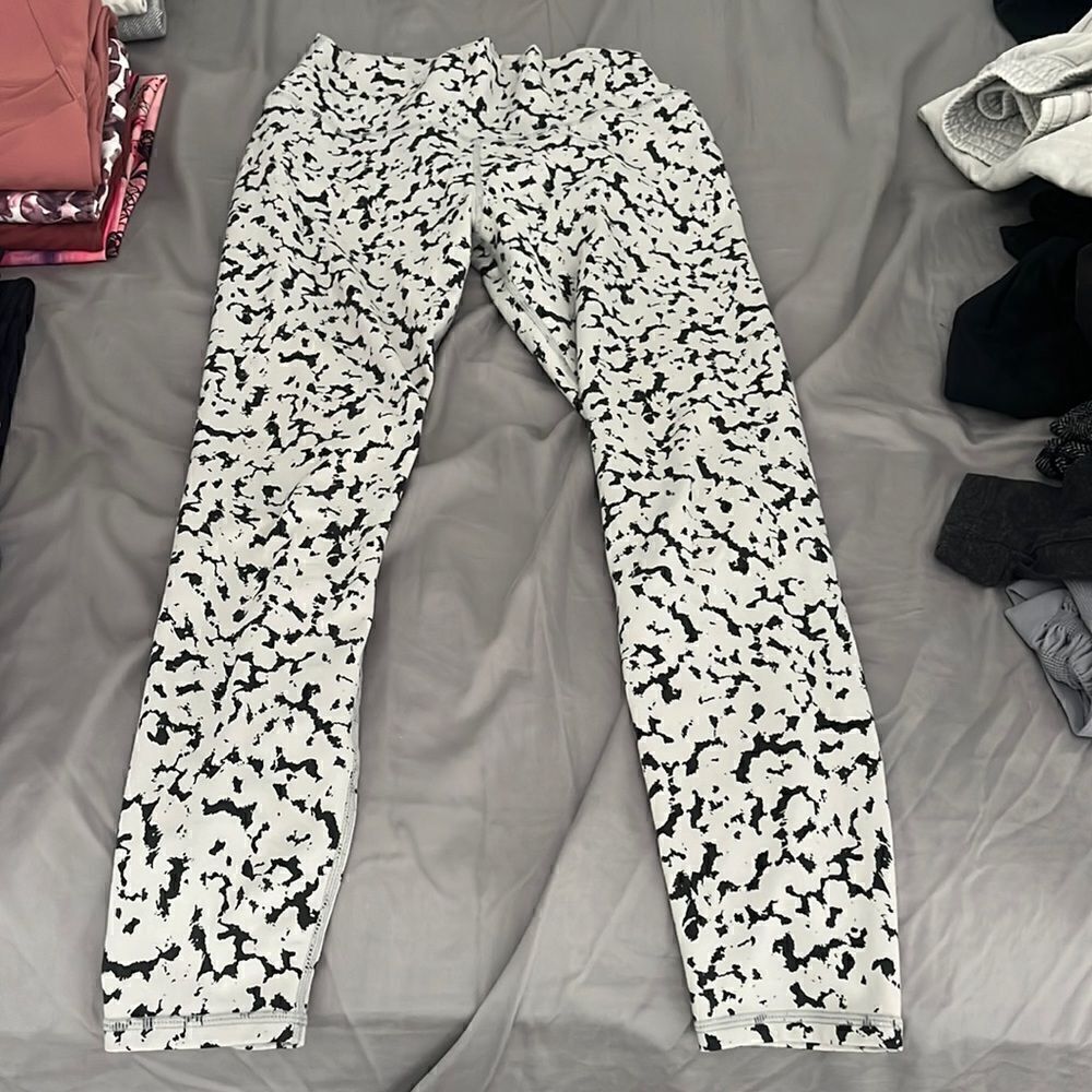 Varley cream and black patterned leggings sz M